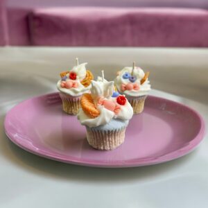 Cupcake tejszínhabbal és gyümölcsökkel- kézzel készült szójagyertya 8x6cm