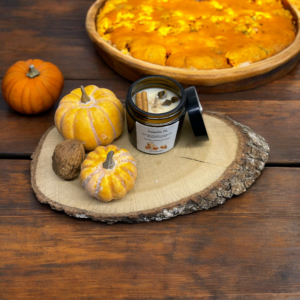 "Pumpkin Pie" kézzel készült poharas szójagyertya ásványokkal, sütőtökös vajkrémes pite illatban 6,2x6x3cm